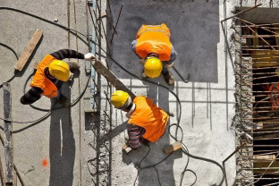 Išeina ne todėl, kad trūksta pinigų: nauja krizė tarp vadovų ir darbuotojų atveria rimtas spragas