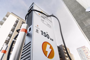 „Swedbank“ persėda į ekologiškas transporto priemones: iki 2030 metų visame autoparke liks tik elektromobiliai