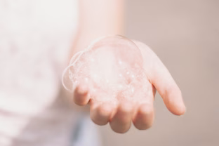 Levandų kvapas vietoje chemijos: naminis skalbimo skystis keičia ne tik drabužius, bet ir mąstymą