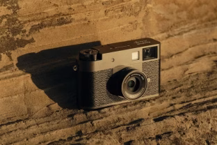 „Fujifilm“ išleido pusės kadro skaitmeninę kamerą „X Half“ su juostelės simuliacija ir pasuktu jutikliu