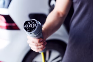 Įperkamesni modeliai, mažesnės išlaidos: štai kodėl vis daugiau lietuvių renkasi elektrinį automobilį