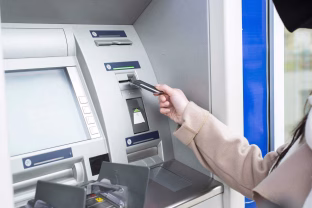 Metas atsisveikinti su grynaisiais? Mažėja ir bankomatų, bet štai kas pasikeis tavo kasdienybėje jau greitai