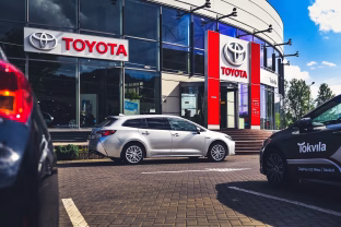 Vilniuje verda permainos: „Toyota“ salonas virsta naujos kartos aptarnavimo centru, investuoja milijoną