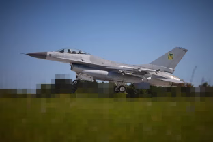 Tragedija Lenkijoje: žuvo garsiausias šalies naikintuvo pilotas, tragedija užfiksuota treniruotės metu