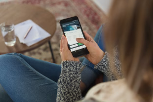 Naudoji išmanųjį telefoną prieš miegą? Tyrėjai atskleidė, ką tai daro tavo organizmui ir ar tai kelia pavojų