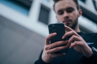 Stereotipai apie išmaniuosius telefonus senjorams žlunga: paneigtas mitas, kad reikia paprasčiausio