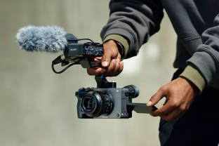 „Sony“ pristatė kompaktišką „FX2“ fotoaparatą, kuris dar labiau išplečia bendrovės „Cinema Line“ asortimentą