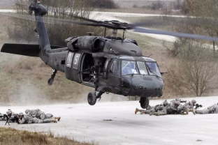 Lietuvos kariuomenė oficialiai gavo pirmuosius „Black Hawk“ sraigtasparnius, štai kas keisis gynyboje