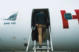 Kodėl skrydžių palydovės vis dar dažosi raudonai? Tikroji priežastis nustebins net ir daug keliaujančius