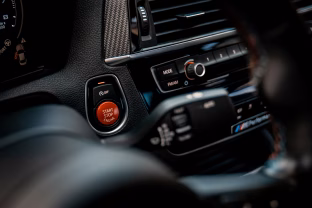 Ši viena klaida gali sugadinti automobilio variklį: mechanikai įspėja apie rizikas, šio veiksmo geriau nedaryti