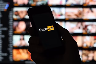 Prancūzai lieka be pornografinio turinio: dėl naujai priimto įstatymo, populiarios platformos pasitraukė iš šalies