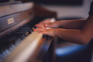 Mokslininkai pataria: jei siekiate, kad vaikas būtų protingesnis, pamirškite kodavimą ir leiskite pažinti muziką