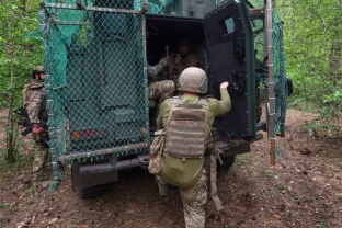 Chaosas Kijevo mobilizacijos punkte: šauktiniai užsibarikadavo ir ragino griebtis lazdų, įsikišo pareigūnai