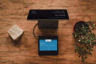 Vienas prisijungimas prie „Wi-Fi“ tinklo ir jūsų piniginė tuščia? Šios klaidos kelionėse kainuoja brangiai