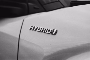 Lietuvoje toliau auga hibridinių automobilių populiarumas: atsakė, kodėl pirkėjai renkasi būtent juos