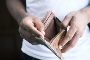 Vienas parašas ir skolininkui nelieka kur trauktis: specialistas įvardijo greitą būdą kaip susigrąžinti pinigus