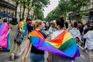 Varšuvoje įvyko šokiruojanti ataka per LGBT eitynes: minia blokavo platformą, liejosi raudonas skystis, įsikišo pareigūnai
