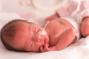 Negalėjusiam pačiam kvėpuoti ir maitintis 4 dienų kūdikiui Santaros klinikose atlikta inovatyvi operacija