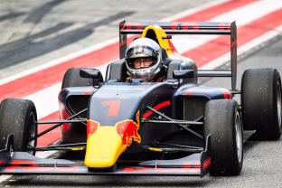 „Red Bull Ring“ trasoje adrenalinas liejosi per kraštus: lietuvių nuomonės formuotojų greičio krikštas formulės bolidu