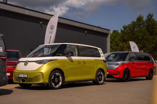 Elektriniai varikliai, hibridai, naujos platformos: „Volkswagen“ keičia komercinių automobilių sektorių