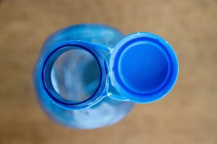 Klaida, kurią daro vairuotojai: pasakė, kodėl nereikėtų gerti vandens iš plastikinio butelio, kuris gulėjo automobilyje