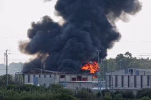 Izraelio miestai atsidūrė pragare: Tel Avivas skęsta liepsnose, Iranas paleido keršto raketas, žmonės bėga į slėptuves