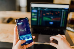 Ar obligacijos Lietuvoje tampa nauju NT? Investuotojai renkasi stabilumą, bet kur slypi rizika?