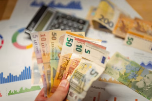 Vasarą pirkiniai brangsta, bet retėja: artėjant Joninėms finansų ekspertai prognozuoja laisvalaikio išlaidų šuolį