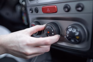 Greitai atvėsinkite savo automobilio saloną: taksistų triukas vasarą, kurį privalo žinoti kiekvienas vairuotojas