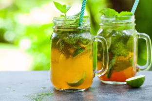 Tobulas troškulio malšintojas: kaip vos iš kelių ingredientų pasigaminti skaniausią limonadą namuose