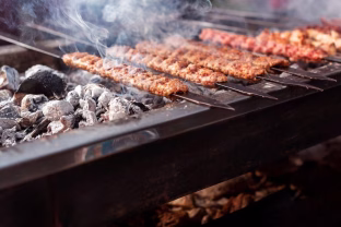 Lietuviai kepsninėse keičia kiaulieną į jautieną: pateikiamas jautienos kebabų receptas kepsninėje