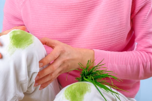 Ant rūbų atsirado žolės dėmės, kurios neišsiplauna? 4 būdai, kurie leis išspręsti problemą be brangių valiklių
