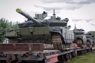 Rusija prikelia tūkstančius sovietinių tankų: ekspertai įspėja dėl strateginio plano, ar tai pavojaus signalas Europai?