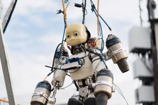 Skraidantis humanoidas iš Italijos: mokslininkai sukūrė įspūdingą robotą, kuris pakilo su reaktyviniais varikliais