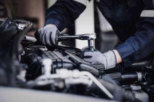 Apklausa atskleidė netikėtus rezultatus: lietuviai vis dar taiso automobilius patys, bet čia slypi pavojus