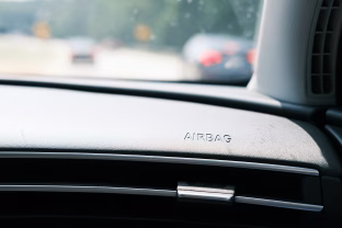 Tūkstančiams automobilių uždrausta dalyvauti eisme: siunčiamas kritinis perspėjimas dėl pavojingų oro pagalvių