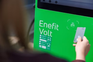 Didelis pokytis elektromobilių vairuotojams: įkrovimo stotelėse galima atsiskaityti ir banko kortelėmis