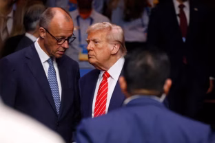 Europoje kyla panika dėl Trumpo iškelto ultimatumo: regionas stovi ant muitų prarajos krašto, žala gali būti milžiniška