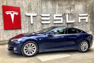Nuo pažangos simbolio iki milžiniškos problemos: „Tesla“ susiduria su neparduotų automobilių krize