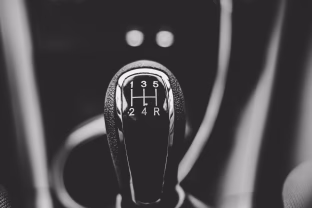 Suklusti turėtų automobilių su automatine pavarų dėže savininkai: šie įpročiai gali nulemti labai brangų remontą