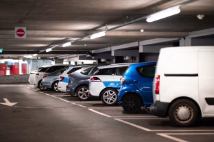 Nepavyksta rasti automobilio? Šis keistas, bet moksliškai pagrįstas triukas daro stebuklus, išbandykite