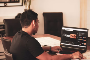 Griežtos permainos: „PornHub“ ir kitos svetainės tikrins lankytojų amžių, kas laukia nepilnamečių?