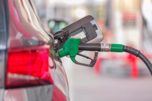 Naftos kainų sūpynės smogia Lietuvai: dyzelinas brangsta dvigubai sparčiau nei benzinas, vairuotojai sunerimę
