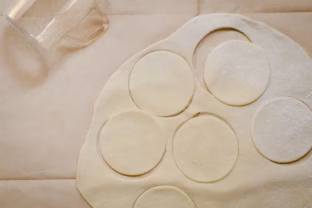 Lengviau ir skaniau nebūna: vienas sluoksniuotos tešlos triukas ir jau turi profesionalų desertą