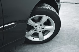 Pasukti automobilio ratai – kvailystė ar išmintis? Šis įprotis gali išgelbėti nuo labai brangios klaidos