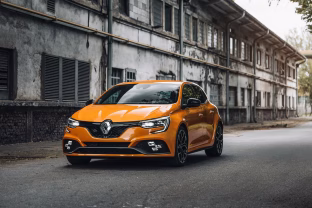Simbolinė partnerystė skilinėja: „Renault“ atsitraukia, o „Nissan“ jau skęsta milijardinėje duobėje