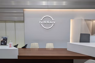 „Nissan“ atnaujino „Ariya“ elektromobilį: naujoji versija jau griauna automobilių dizaino taisykles
