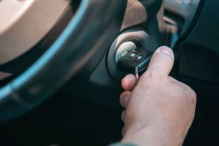 Automobilis ignoruoja tavo pastangas? Specialistai įvardijo priežastis, kodėl jūsų automobilis nebeužsiveda