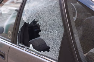 Kai sekundės gali nulemti viską: ekspertai atskleidžia, kada ir kaip galima išdaužti automobilio stiklą