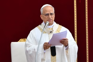 Popiežius keičia savo pirmtako tradicijas: Pranciškaus tylą laužo naujas pontifikas, tai gali pakeisti viską